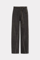 Calça Jeans Ampla com Detalhe em Couro