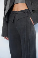 Calça Jeans com Detalhe em Couro