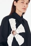 Camisa de Linho Bordado Flor e Ilhós