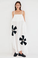 Vestido de Linho Bordado Flor e Ilhós