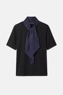 Blusa em Malha de Viscose com Lenço Removível em Tecido Acetinado