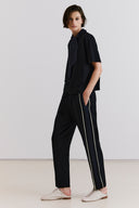 Blusa em Malha de Viscose com Lenço Removível em Tecido Acetinado

Calça em Malha de Viscose com Detalhe em Tecido Acetinado