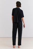 Blusa em Malha de Viscose com Lenço Removível em Tecido Acetinado

Calça em Malha de Viscose com Detalhe em Tecido Acetinado