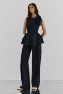 Blusa Peplum Jeans com Broche Removível em Tecido Acetinado

Calça em Tecido Acetinado com Jeans

Mule com Cadarço em Couro