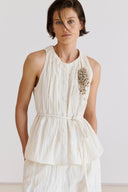Blusa em Jacquard com Textura Enrugada e Broche Removível