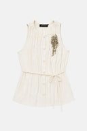 Blusa em Jacquard com Textura Enrugada e Broche Removível
