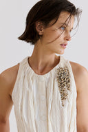 Blusa em Jacquard com Textura Enrugada e Broche Removível

Vestido em Jacquard com Textura Enrugada e Broche Removível