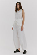 Blusa em Nylon com Basque Removível

Calça em Nylon Balloon

Mule com Cadarço em Couro