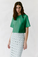 T-Shirt Cropped em Couro
Saia em Tricô Vazado