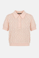 Blusa Polo em Tricô Poá com Broche de Plumas