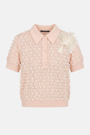 Blusa Polo em Tricô Poá com Broche de Plumas