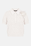Blusa Polo em Tricô Poá com Broche de Plumas