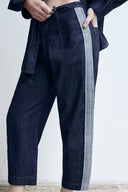 Calça Jeans com Tiras Laterais Sobrepostas