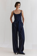 Cropped Corseletado

Calça em Tecido Acetinado com Jeans

Mule com Cadarço em Couro