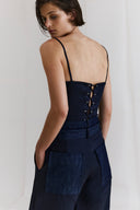 Cropped Corseletado

Calça em Tecido Acetinado com Jeans