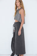 Saia Jeans com Detalhe em Couro e Cropped de Couro