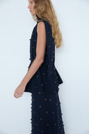 Vestido com Basque em Tricô Liso Bordado com Poás de Lã