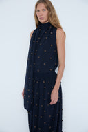 Blusa em Tricô Liso Bordado com Poás de Lã