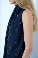 Blusa em Tricô Liso Bordado com Poás de Lã