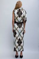 Saia Midi em Tricô Argyle Bordada com Fio de Seda e Colete em Tricô Argyle Bordado com Fio de Seda