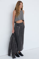 Saia Jeans com Detalhe em Couro e Cropped de Couro