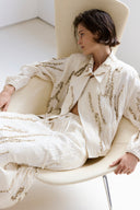 Jaqueta em Jacquard com Textura Enrugada Bordada

Saia em Jacquard com Textura Enrugada Bordada