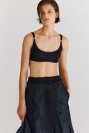 Top Corseletado

Saia Jeans com Detalhes em Tecido Acetinado