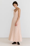 Vestido em Tricô Poá com Broche de Plumas