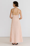 Vestido em Tricô Poá com Broche de Plumas