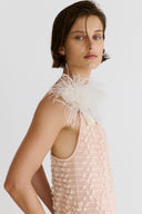 Vestido em Tricô Poá com Broche de Plumas
