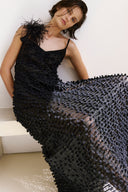 Vestido em Tricô Poá com Broche de Plumas