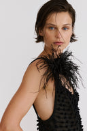 Vestido em Tricô Poá com Broche de Plumas