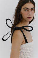 Vestido em Tricô Telado com Alça de Laço